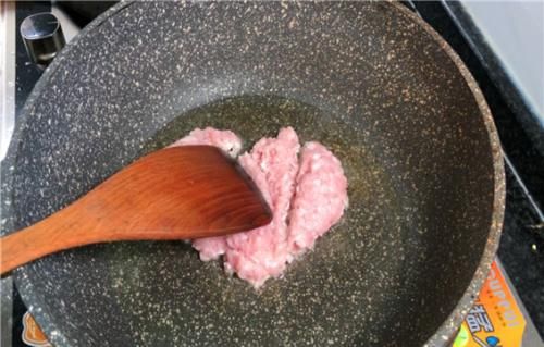  蚂蚁|做蚂蚁上树时，饭店大厨分享：学会这一个方法，不粘锅不不成坨