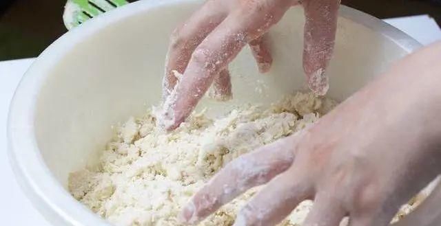 最忌|蒸馒头,最忌和面时直接加酵母,发面慢不均匀,教你正确做法