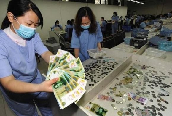 打开|公交车快被坐“倒闭”了，打开投币箱以后，网友：太没良心了
