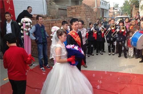 婚姻|接亲时，新娘索要8.8万开门费，说开门红，新郎连问三句转身离去