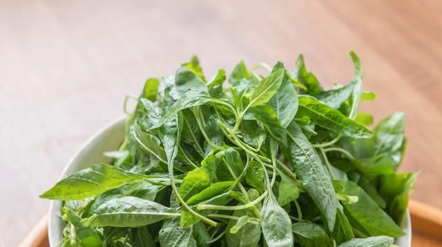  城市|农村喂猪都懒得割，城市却是一道美食，夏季凉拌能吃几碗白米饭