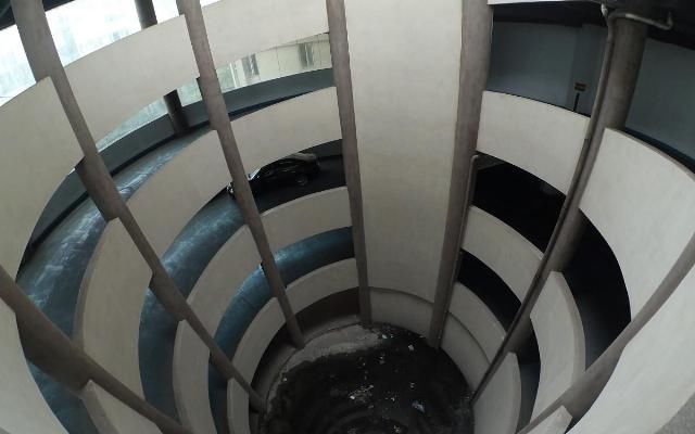  车库|SCP-413无尽车库，当你进入里面之后，发现身后的门消失了