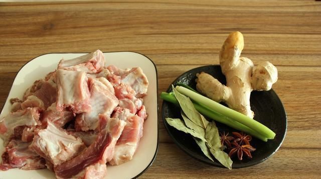  饭店|饭店的糖醋排骨为什么颜色红润掌握这个技巧，在家做好吃又好看