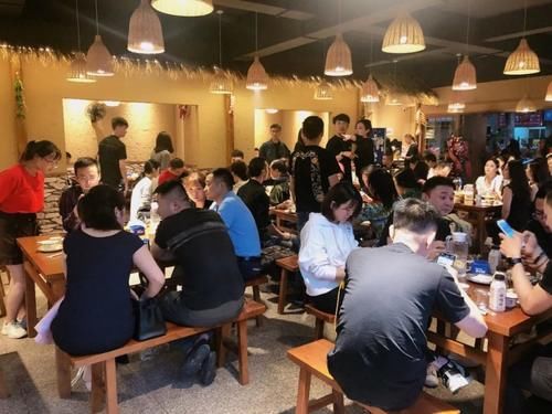 排队|昆明排队三十年老店,15张桌子,“镇店之宝”每天卖半吨