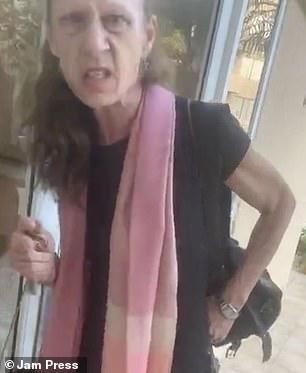  白人女士|黑人小伙戴口罩送货，还没上楼被白人大妈拦住：你在持枪抢劫吗？