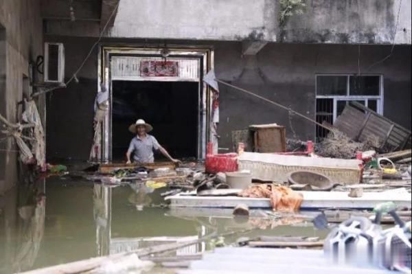 鄱阳县油墩街镇彭家|新房泡在水中，一家三口留住二楼，出入靠划船