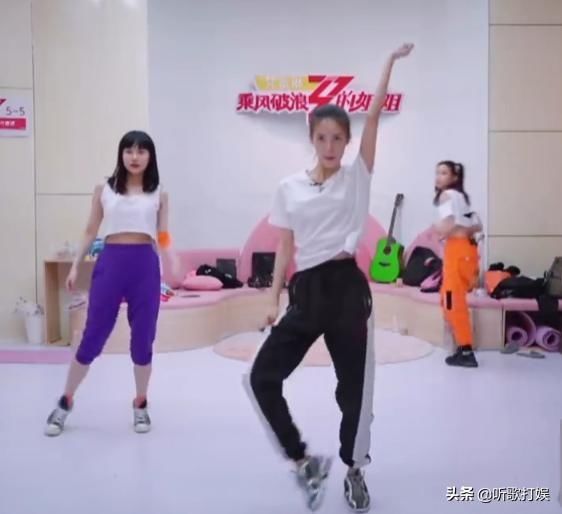  拍戏|金晨拍戏错过排练，九点多还在等金晨回来顺动作，万茜组太暖心了