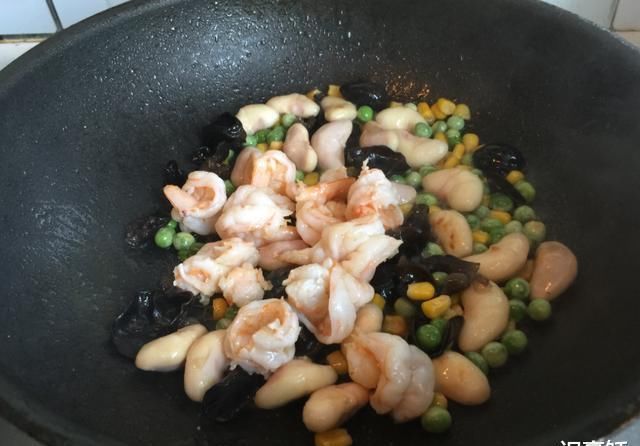  外国|池塘里长的这东西在外国是祸害, 国内却是宝, 不仅补钙而且还美容