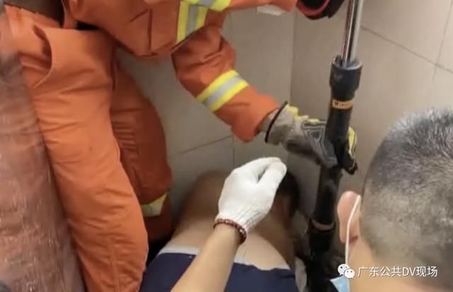  厕所|为了掏“金”，男子左手被卡厕所便池，趴在卫生间动弹不得