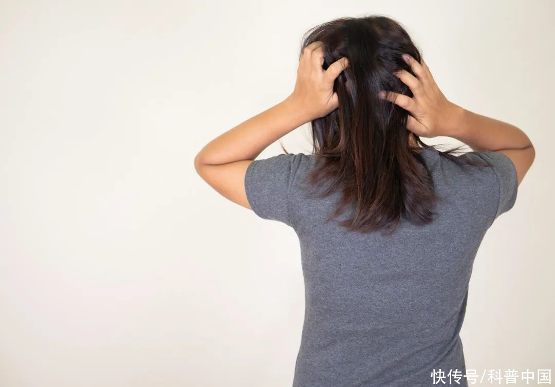 头上突然秃了好几块是鬼剃头吗(头上突然秃了好几块，是“鬼剃头”吗？)