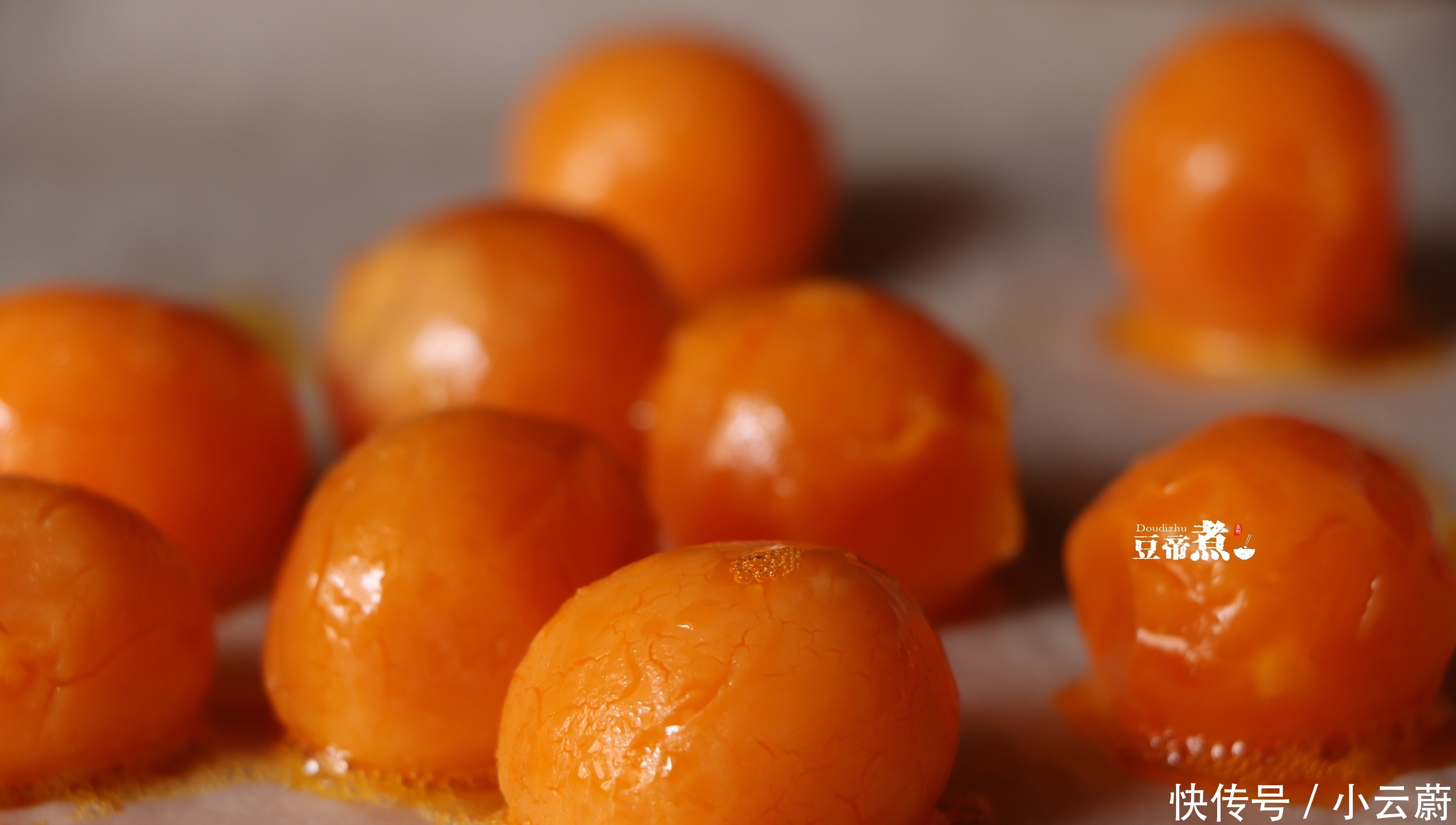 筋面粉|一斤多重的月饼有六个蛋黄,没等回油,就被抢走吃掉,有那么馋吗