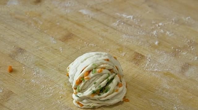  最常见|蒸花卷时，别再只放油和盐了，教你新方法，暄软劲道，好吃又好看