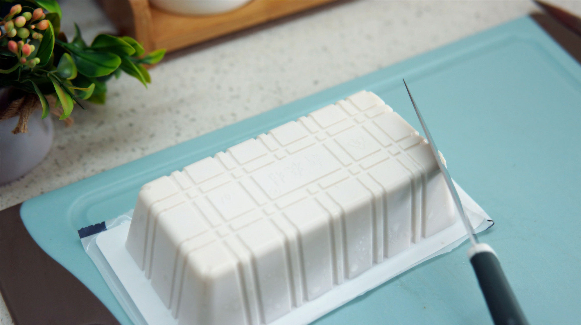 饭店|切松花蛋,直接用刀切就错了,饭店后厨这样做,溏心蛋也能切整齐