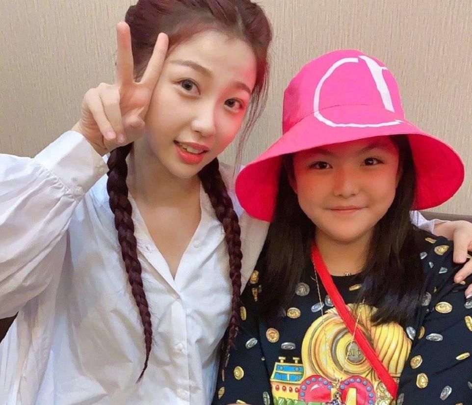  The9|有种“富家千金”叫王诗龄，和The9成员合照，还背着2万元名牌包