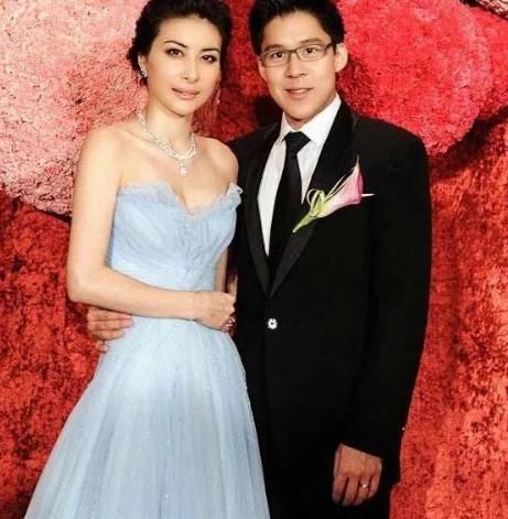  豪门|霍启刚真“自恋”，让三娃在饭桌上看自己上电视，豪门饭桌真简单