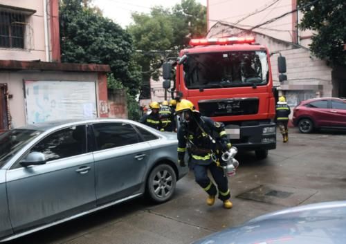 出手|救护车出警，前方三轮车S型走位阻挡，一旁路人看不下去出手了
