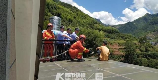  妈妈|15岁男孩和妈妈吵架后赌气跳楼，被消防员一秒冲上抱进怀里