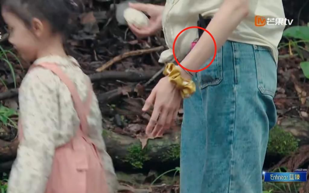 被迫|郑爽节目中遇生理期却被迫淋雨,有谁注意她的动作?女生看了都懂!