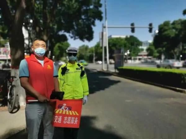 勇敢|今晨,银川中山南街一男子突然打砸公交站台,两市民勇敢将其制服