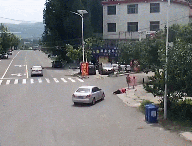  轿车|山东街头，汽车溜车乘客被轧，男子飞奔截停