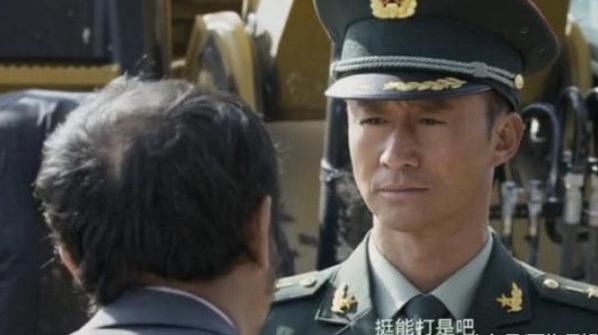 警察|战狼：警察让现役军人放下武器不合理？知道真相后，我们都错了！