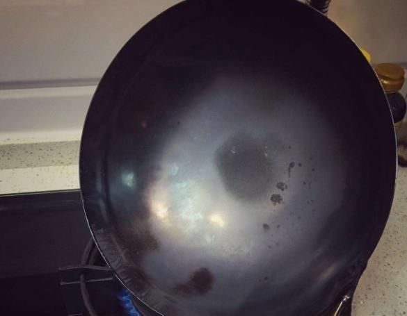 大厨|新锅不要直接用,大厨教你正确“开锅”,使用寿命长,炒菜不粘锅