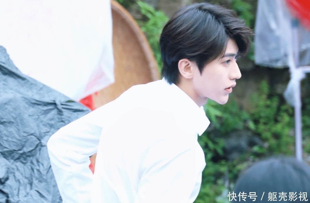 拍下|蔡徐坤参加慰问演出,却偶遇路人拍下生图,真实颜值帅出新高度