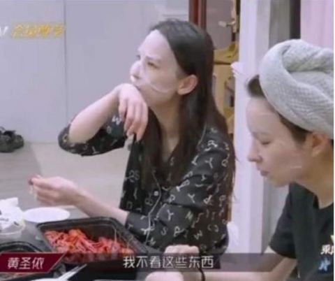  姐姐|黄圣依请吴昕吃小龙虾，谁注意她把虾壳扔哪了？暴露素质