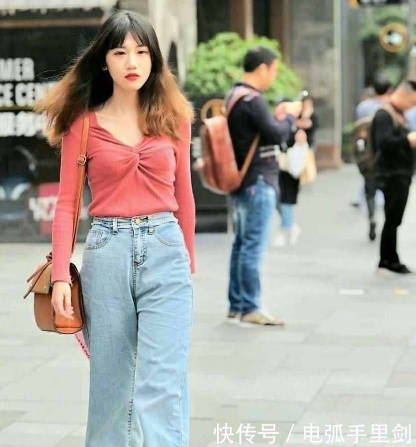  都值|街拍美女：等一个人好累，为了你一切都值！