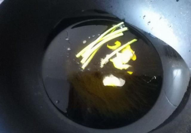 可口|做辣椒油,这一步要重复三次,做出来的辣椒油才会香辣可口!