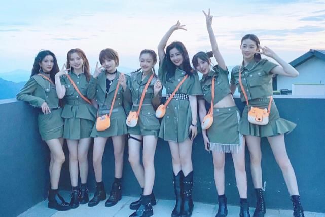  美颜|硬糖少女上节目当评委，出场时节目组忘开美颜，颜值如何一目了然