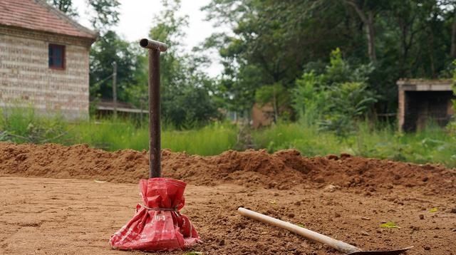 神器|农村7旬老人搞土建不请工程队，“铁杵墩”是神器，看是啥工具