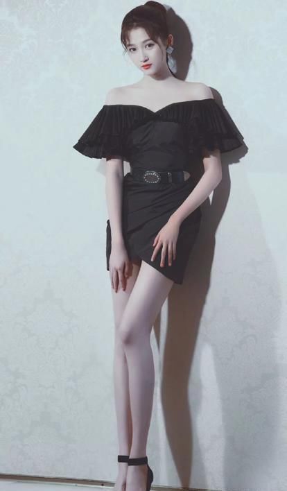  搭配|最近关晓彤风格大变，穿深V礼服霸气亮相，尽显成熟韵味