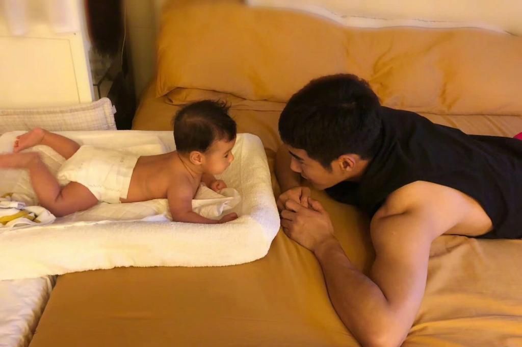 儿子|姜潮晒儿子近照，小家伙发量惊人，眼睛圆溜溜的，不知将来便宜哪家姑娘