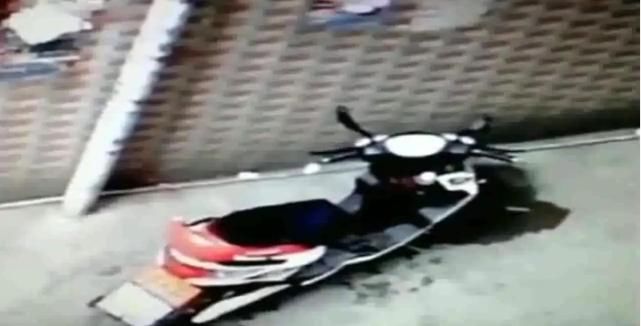 车上|男子半夜偷车，车上一盆洗脚水泼脸上，被发现后遭报复