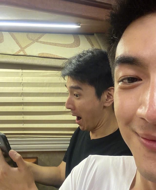  出门|赵又廷探班赵又廷遭嫌弃：越丑越爱出门 评论区“一片祥和”