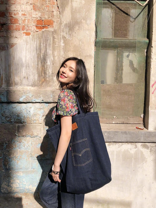  看起来非常|林允气质真好，扛住老气碎花露脐装，配牛仔裤凹出1米2大长腿