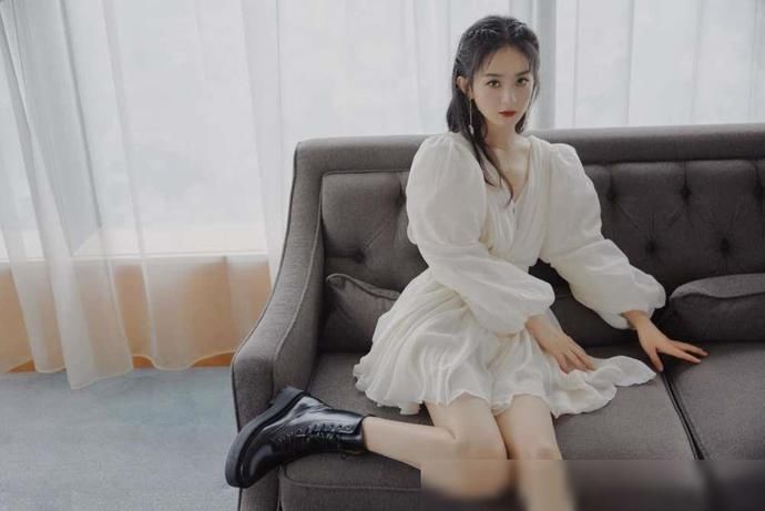  黄晓明|赵丽颖吃瓜时不经意嘟嘴，被镜头拍到后，害羞的看向黄晓明