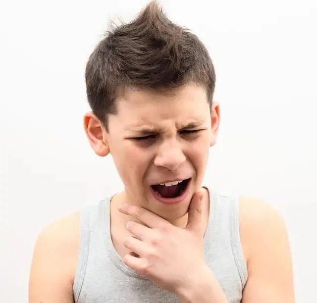  深圳|深圳女子咳嗽一年多，吃药没用！一照CT，医生懵了……