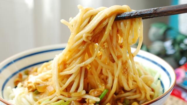 爽滑|面馆老板:煮面条,最忌开水下锅,4个小窍门,筋道爽滑不粘坨