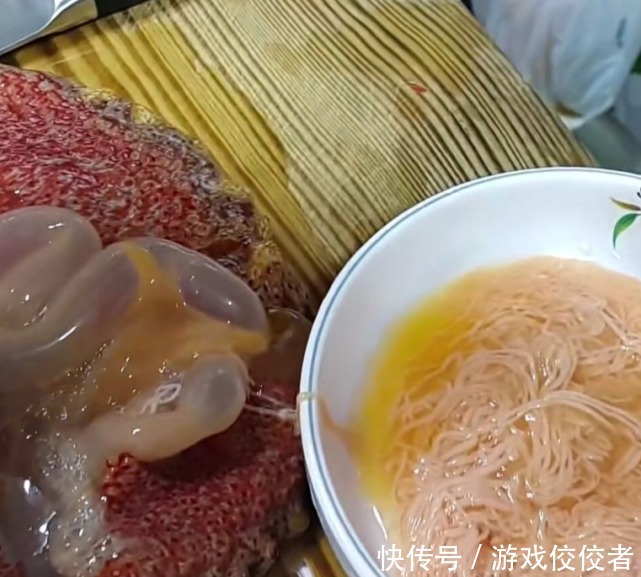 刺身|厨师料理两斤重的大海参,真怕一刀切下去,整个海参直接爆开了