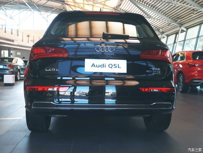  奥迪|奥迪Q5L看车，毕竟是SUV空间也更宽敞，更适合以后自驾