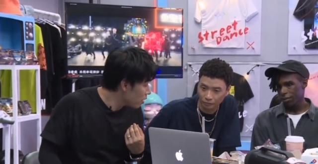  粉丝|布布看王一博队长大秀，全程专注看完还鼓掌，粉丝：舞到偶像面前