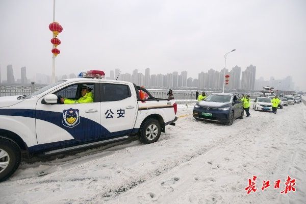 冰雪路车滑难行，他们变身“推车侠”