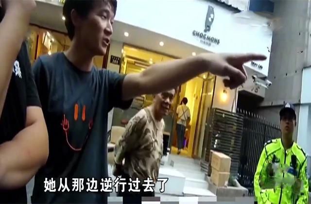  鸡蛋|大妈骑车逆行撞倒行人 情绪激动反要小伙赔鸡蛋：鸡蛋有价人没价