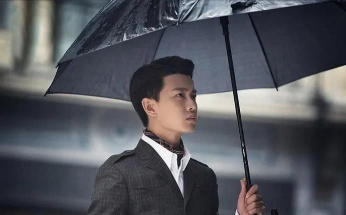  终于|荧幕上酷酷的任嘉伦，没想到是个话痨，非科班出身的他终于出圈了