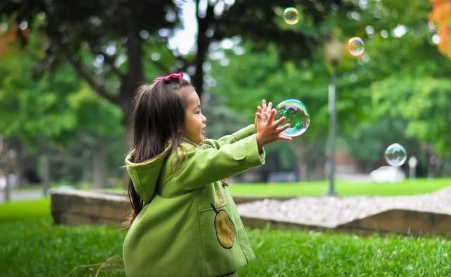 弟弟|“别恨我，都是你逼的”17岁女孩跳河自杀，背后真相道尽二胎家庭的痛