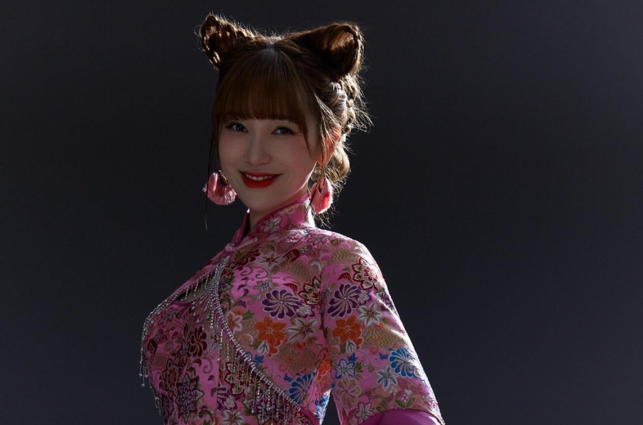 舞台|金莎三公舞台两次掉扇,失误太多下台大哭,队友蓝盈莹在笑什么