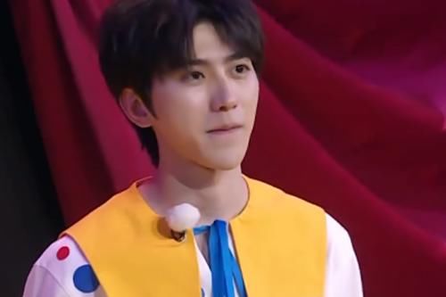  撕名牌|吴谨言口误说错《奔跑吧》名字，李晨当场纠错，蔡徐坤的表情亮了