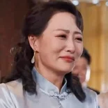 工地卖盒饭大妈闪婚穷老头，民政局签字时发现他手表能买十套房！工作人员当场吓结巴